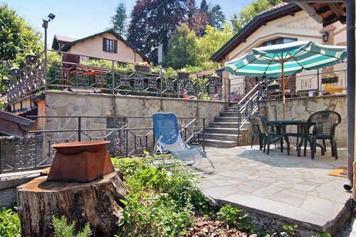 Villa 'Residenza Ai Noci' avec vue sur les montagnes, terrasse privée et Wi-Fi