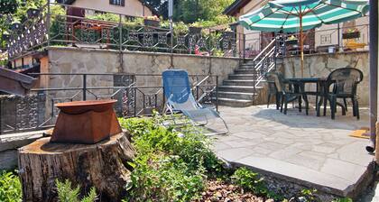 Villa 'Residenza Ai Noci' avec vue sur les montagnes, terrasse privée et Wi-Fi