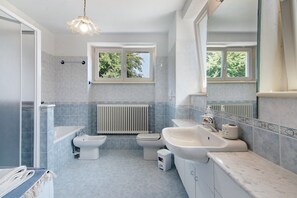 Badewanne, Haartrockner, Handtücher