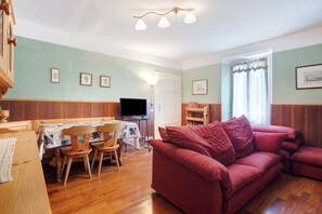 Una televisión, una chimenea