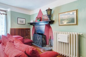 Una televisión, una chimenea