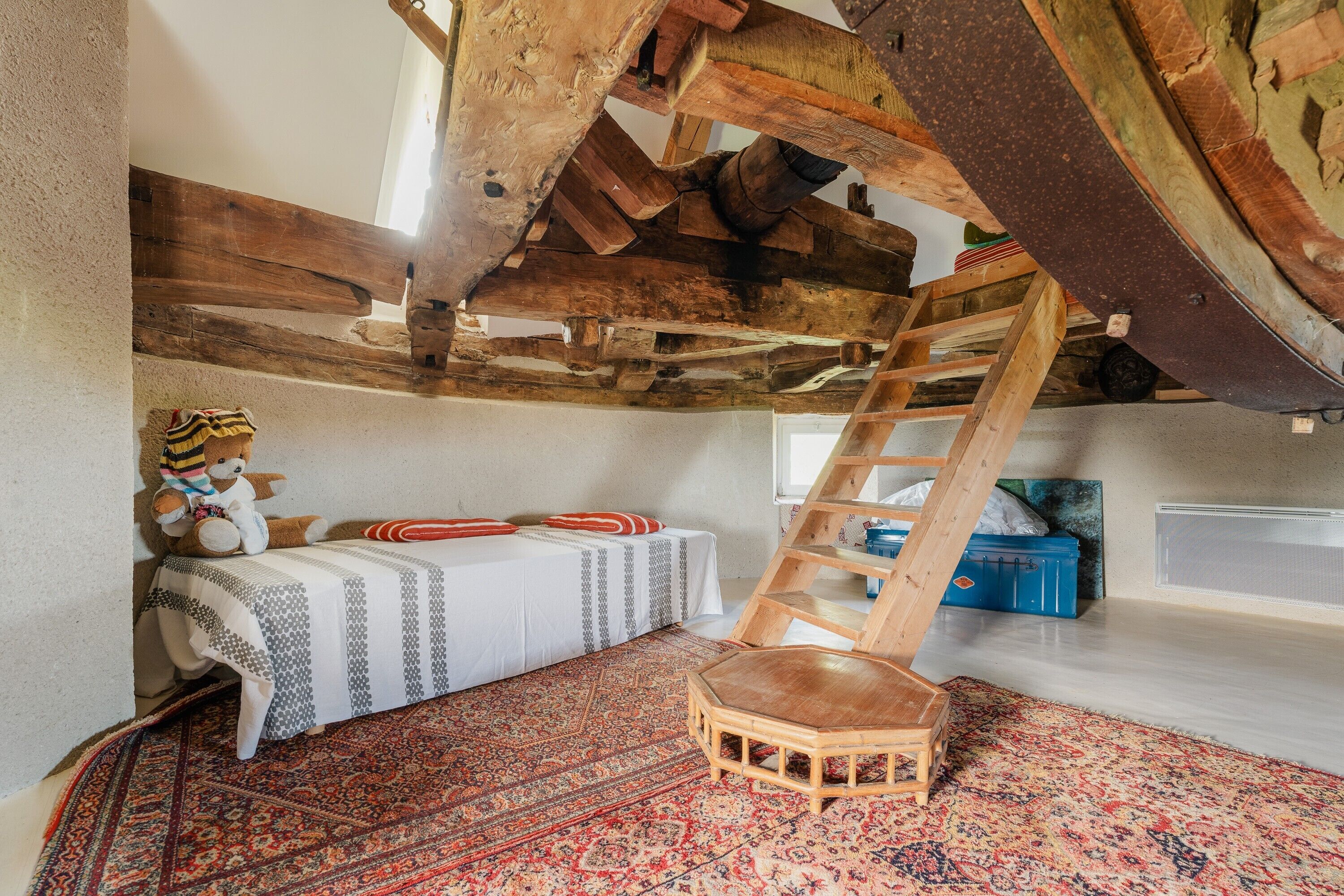 2 habitaciones y tabla de planchar con plancha 