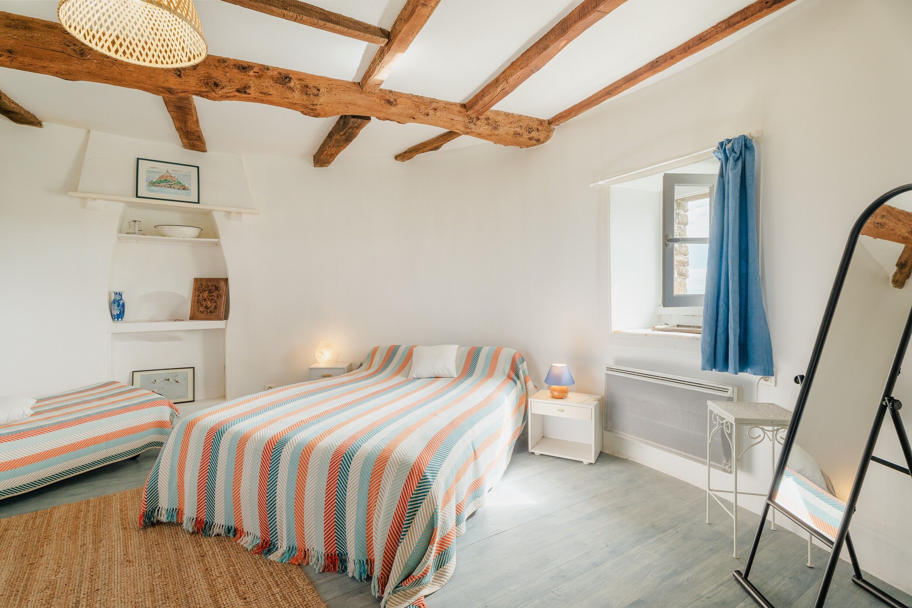 2 habitaciones y tabla de planchar con plancha 