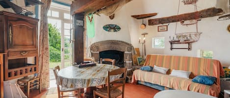 Televisión y chimenea