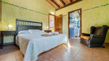 5 bedrooms, iron/ironing board, free WiFi, bed sheets