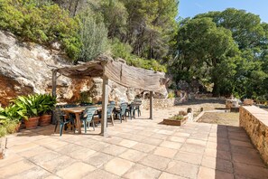 Outdoor dining - Farmhouse 'Masia Puigadoll' with Mountain View, Private pool and Air Conditioning (Rodonyà)