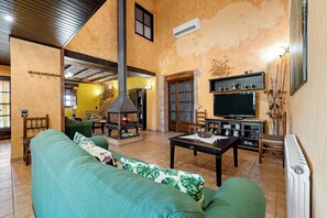 TV, lareira, mesa de pingue-pongue, aparelho de som