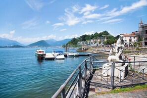 Marina - Apartment 'Labiena 12 Lago Maggiore' with Lake View, Wi-Fi and Air Conditioning (Laveno mombello)