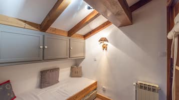 1 chambre, fer et planche à repasser