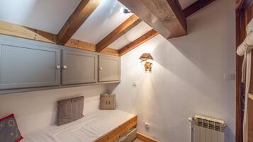 1 slaapkamer, een strijkplank/strijkijzer