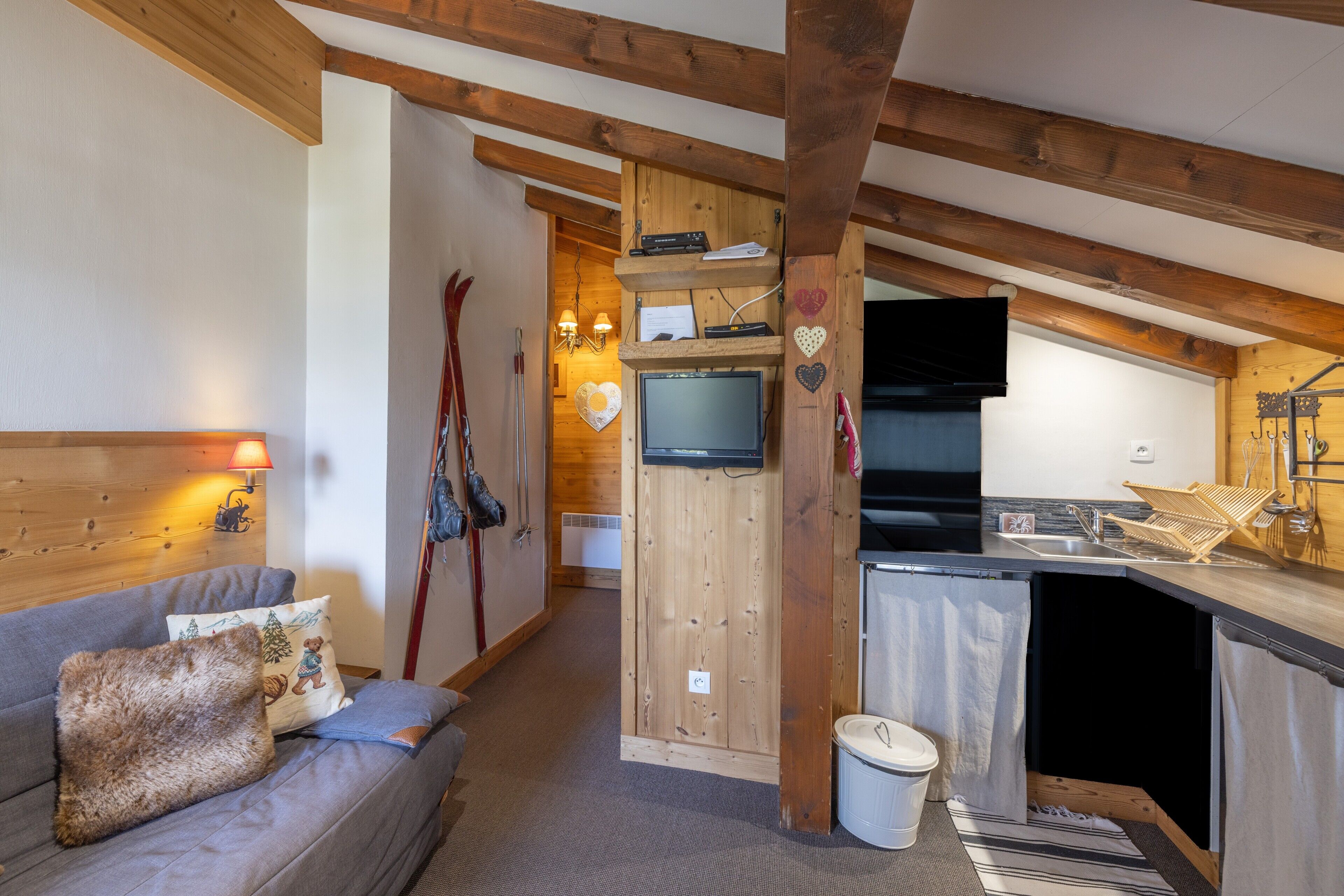 Fernseher, DVD-Player, Stereoanlage