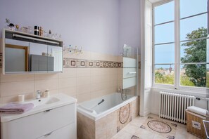Baignoire, sèche-cheveux, serviettes fournies