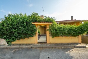 Exterior - Holiday Home 'San Giovanni' with Private Terrace, Wi-Fi and Air Conditioning (San Giovanni Suergiu)