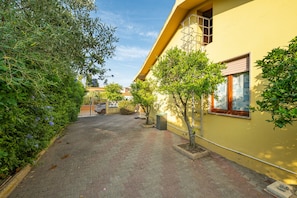 Property grounds - Holiday Home 'San Giovanni' with Private Terrace, Wi-Fi and Air Conditioning (San Giovanni Suergiu)