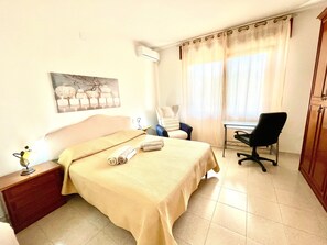 2 bedrooms, iron/ironing board, free WiFi, bed sheets - Holiday Home 'San Giovanni' with Private Terrace, Wi-Fi and Air Conditioning (San Giovanni Suergiu)
