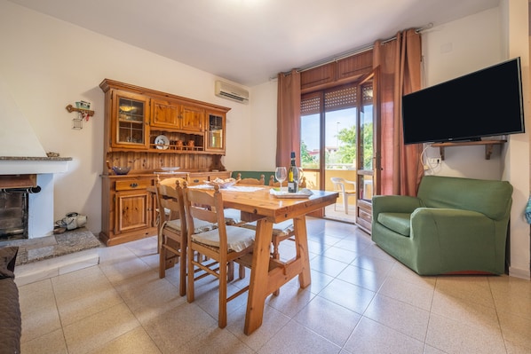Dining - Holiday Home 'San Giovanni' with Private Terrace, Wi-Fi and Air Conditioning (San Giovanni Suergiu)
