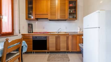 Fridge, oven, stovetop, coffee/tea maker