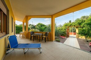 Outdoor dining - Holiday Home 'San Giovanni' with Private Terrace, Wi-Fi and Air Conditioning (San Giovanni Suergiu)