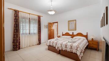 3 bedrooms, iron/ironing board, free WiFi, bed sheets