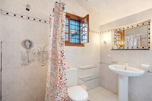 Tina, secadora de cabello, toallas 