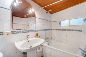 Badewanne, Haartrockner, Handtücher