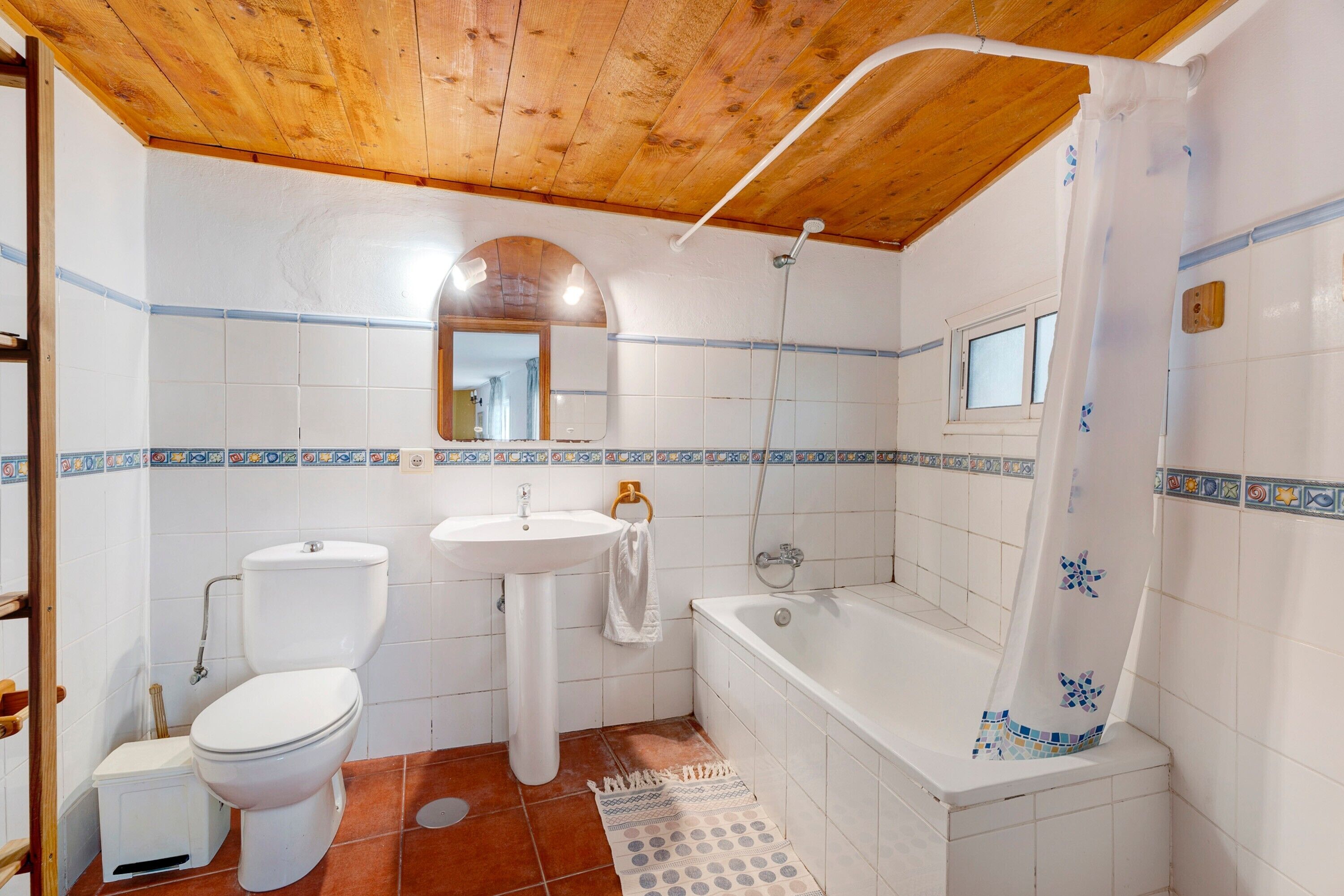 Bathtub, hair dryer, towels