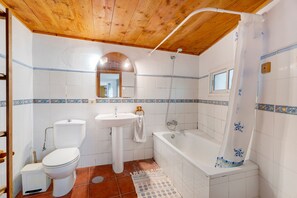 Bañera, secador de pelo y toallas