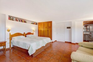 1 habitación, tabla de planchar con plancha, wifi gratis y ropa de cama