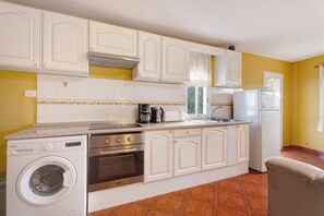 Frigorífico, microondas, horno y placa de cocina