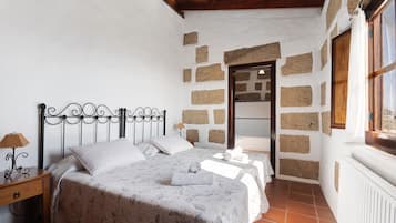 2 bedrooms, iron/ironing board, free WiFi