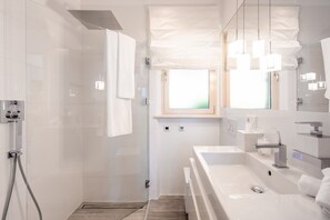Shower, hair dryer, towels, toilet paper - Apartment 'Wieser Garda Lake' with Lake View, Wi-Fi and Air Conditioning (Gargnano)