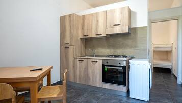 Fridge, oven, stovetop, cookware/dishes/utensils