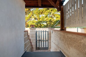 المنطقة المحيطة بالمنشأة