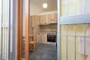 Réfrigérateur, four, plaque de cuisson