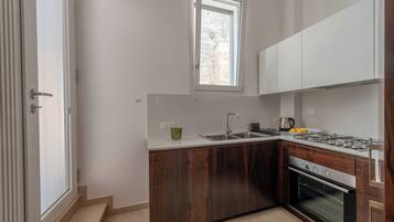 Kühlschrank, Ofen, Herdplatte, Wasserkocher mit Kaffee-/Teezubehör