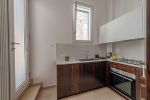 Fridge, oven, stovetop, coffee/tea maker - Holiday Apartment "The Secret Door 10" with Private Terrace & Wi-Fi (cellino san marco)