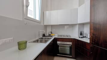 Refrigerador, horno, parrilla de estufa y cafetera y tetera