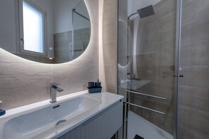 Dusch, hårtork och handdukar