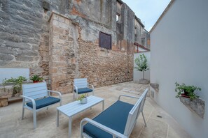 Terrace/patio - Holiday Apartment "The Secret Door 10" with Private Terrace & Wi-Fi (cellino san marco)