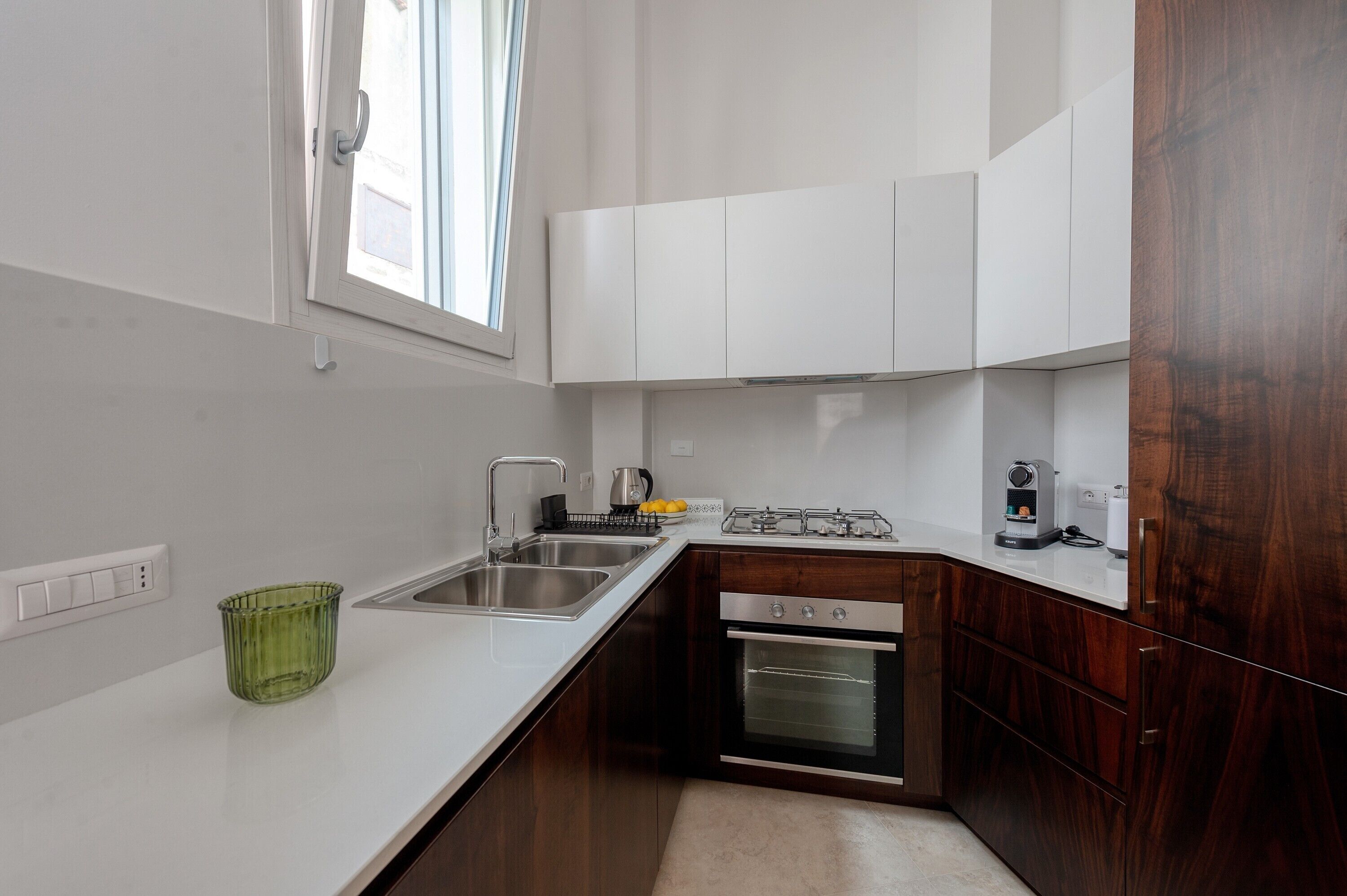 Fridge, oven, stovetop, coffee/tea maker