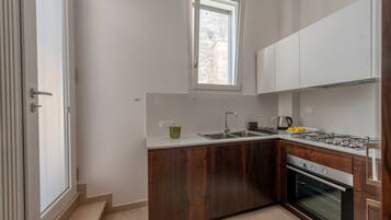 Réfrigérateur, four, plaque de cuisson, cafetiÚre/bouilloire