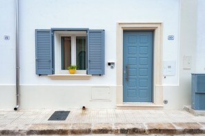 Exterior detail - Holiday Apartment "The Secret Door 10" with Private Terrace & Wi-Fi (cellino san marco)