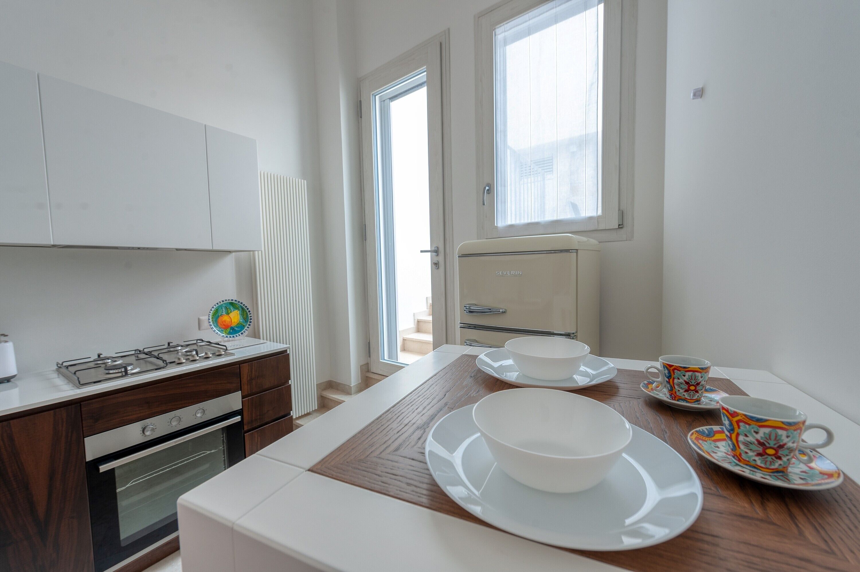 Fridge, oven, stovetop, coffee/tea maker