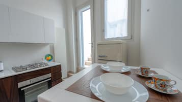 Fridge, oven, stovetop, coffee/tea maker