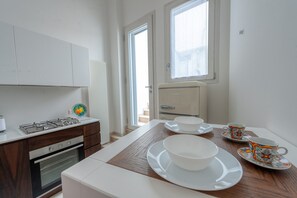 Een koelkast, een oven, een kookplaat, een koffiezetapparaat/waterkoker