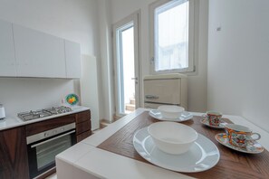 Refrigerador, horno, parrilla de estufa y cafetera y tetera 
