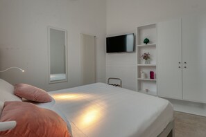 1 habitación, tabla de planchar con plancha, wifi gratis y ropa de cama 