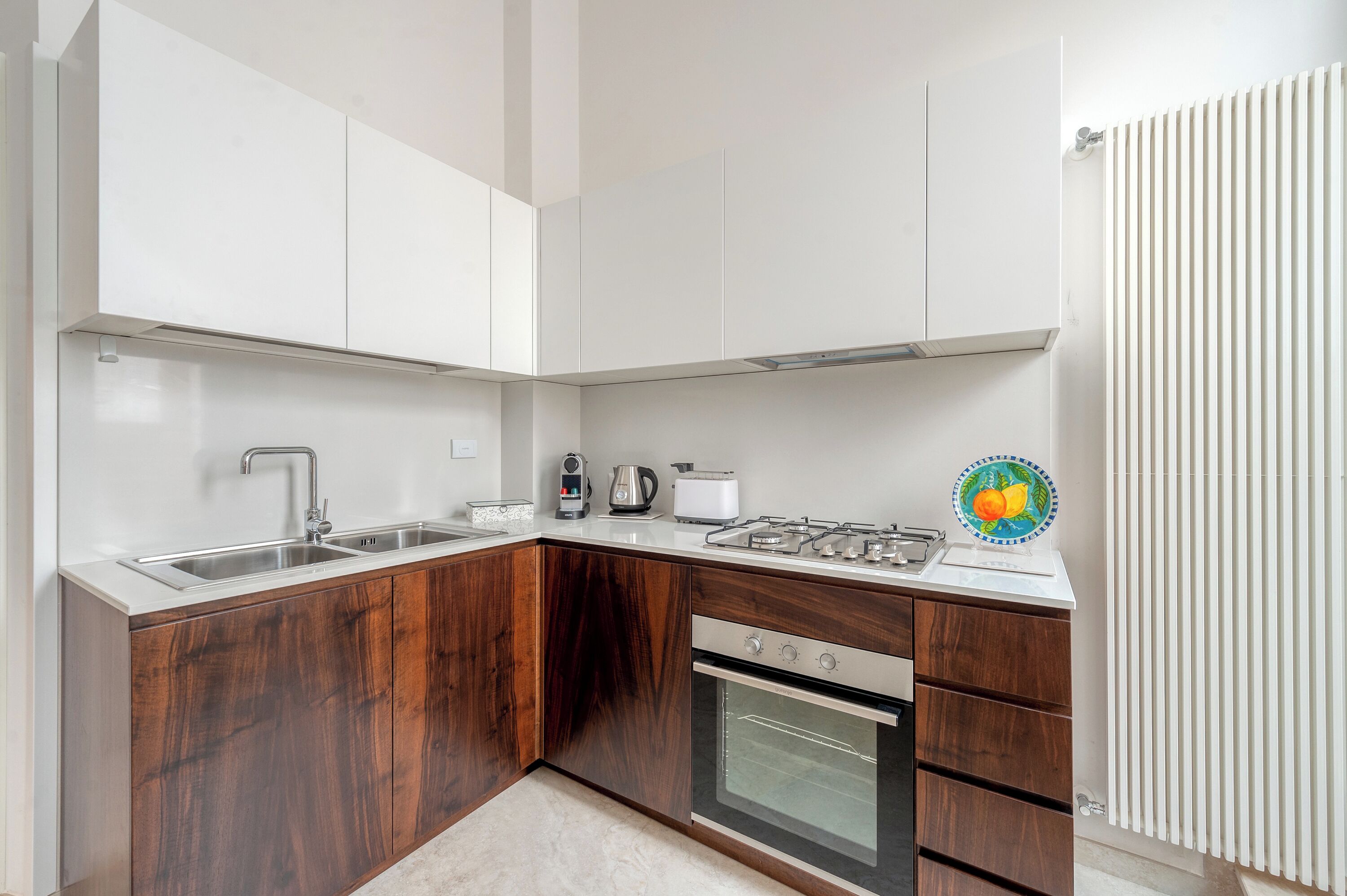 Kühlschrank, Ofen, Herdplatte, Wasserkocher mit Kaffee-/Teezubehör