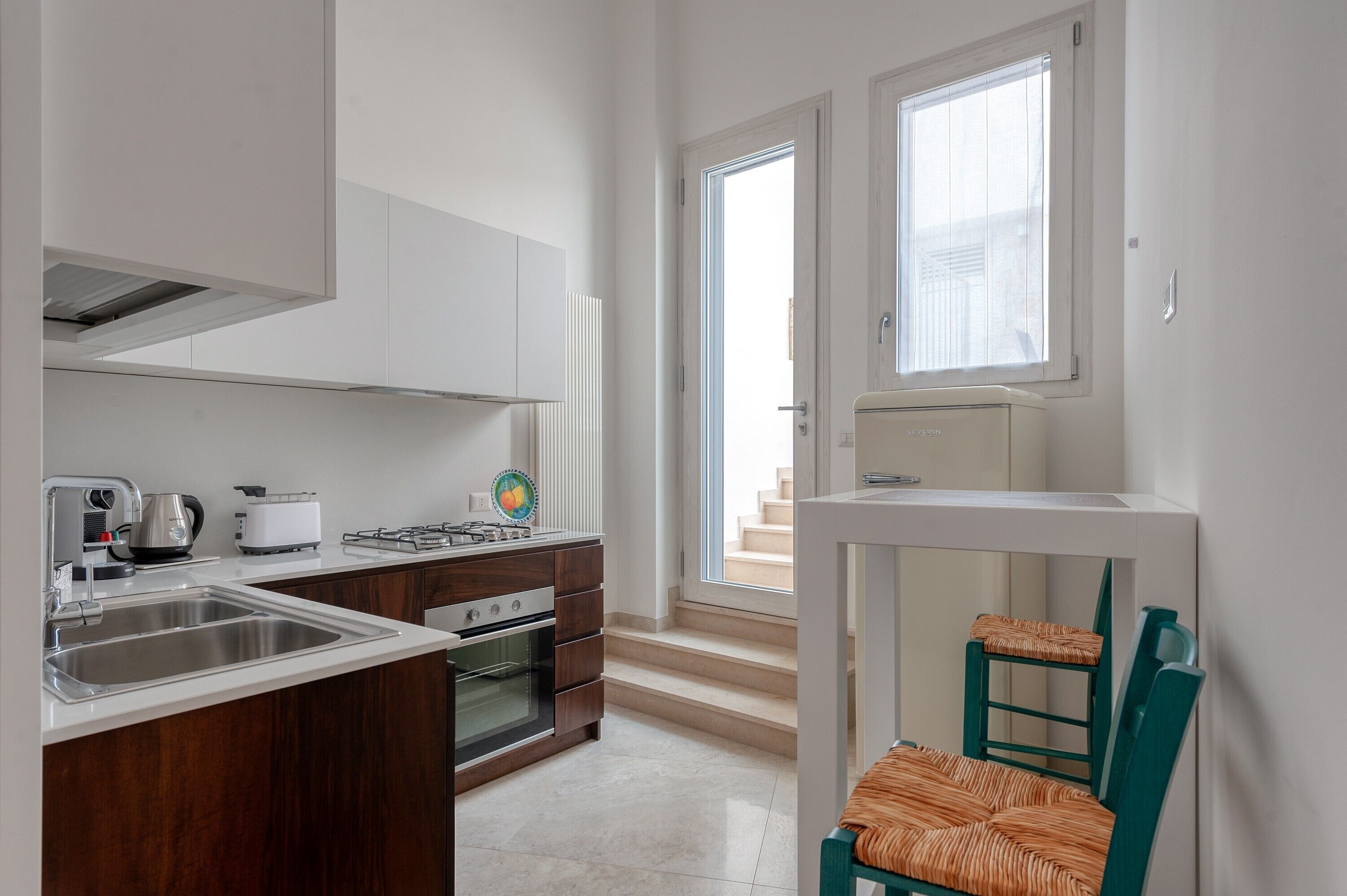 Réfrigérateur, four, plaque de cuisson, cafetière/bouilloire