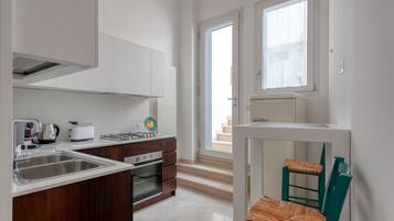 Réfrigérateur, four, plaque de cuisson, cafetiÚre/bouilloire